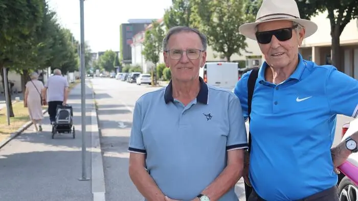 Karl Enthaler und Günther Stark in der Franz-Pichler-Straße in Weiz; hier gilt seit kurzem das Tempo 30