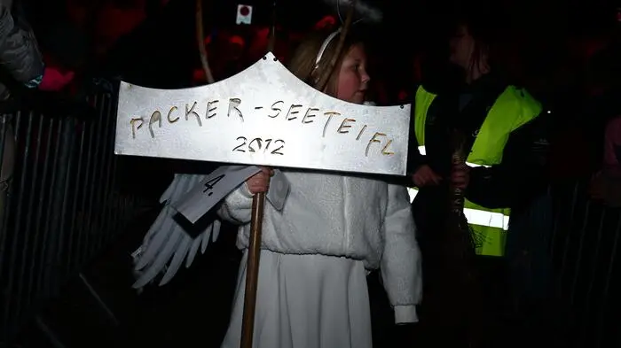 Hunderte Zuseherinnen und Zuseher fanden sich am Freitag Abend zum ersten Zeltweger Krampus- und Perchtenlauf am Hauptplatz ein.