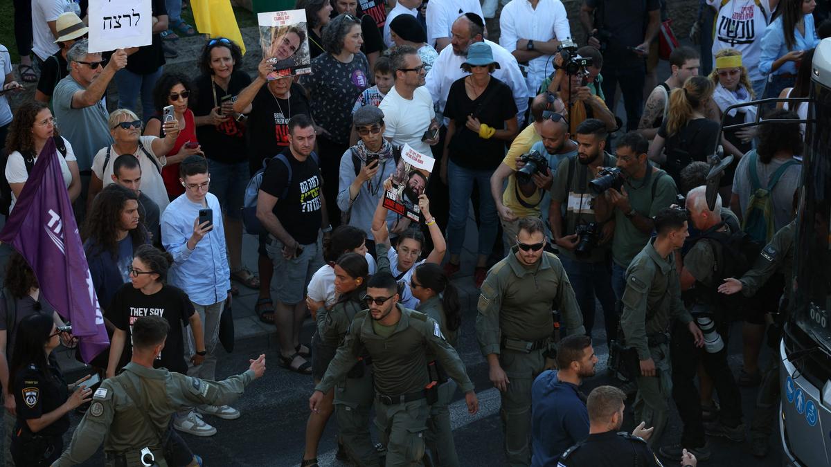 Israel: Proteste gegen Netanyahu | Wütende Angehörige der Geiseln blockierten Straßen in Israel. S