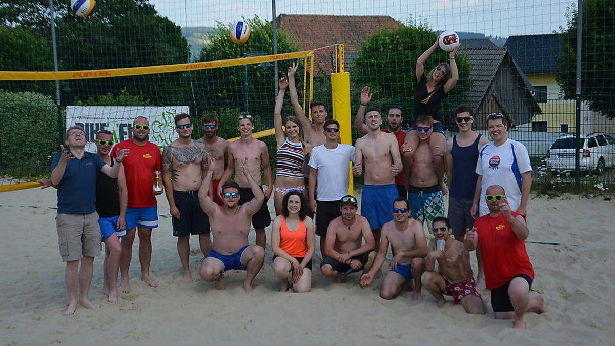 Die Teilnehmer des ersten Beachvolleyballturniers in Wenigzell