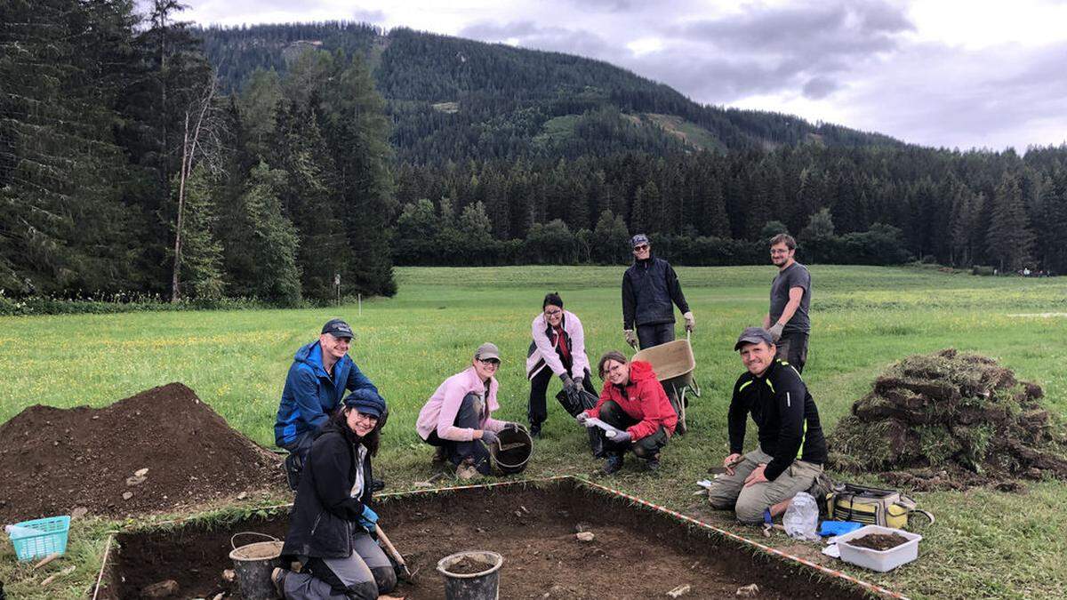 Das Grabungsteam mit Studierenden des Instituts für Antike und Mitgliedern des Historischen Arbeitskreises Neumarkt. Ingrid Göglburger (4. von links) entdeckte die Perle