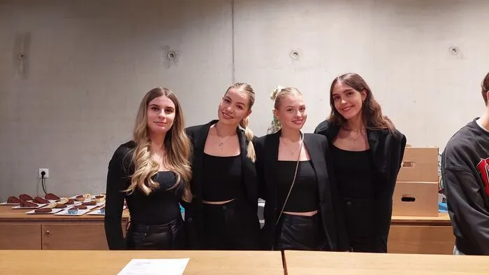 Begleitet wurden sie dabei von AbsolventInnen des musischen Zweiges.