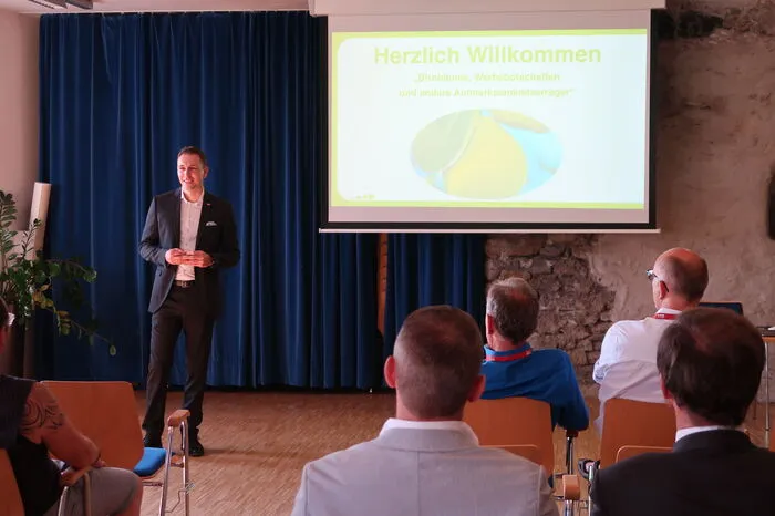 Kleine Zeitung-Verkaufsleiter Robert Nebel eröffnete den Vortrag von Ricky McKenna.