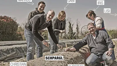 Die Wirte rund um den Längsee haben es selbst einmal mit Spargelstechen versucht