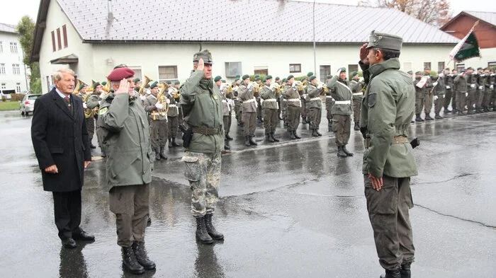 Der starke Regen hinderte die Spittaler Hochgebirgssoldaten in der Türkkaserne nicht an der feierlichen Abhaltung des Traditionsgedenktages.