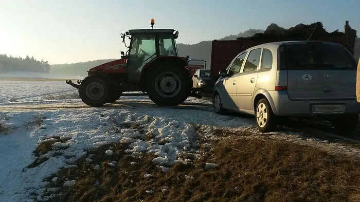 Auto und Traktor kollidierten auf der B92