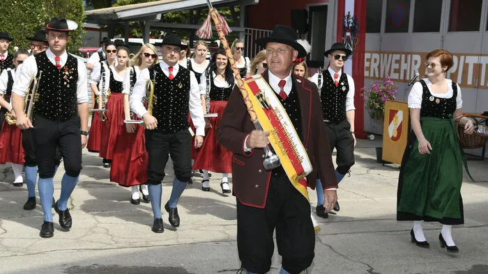 Die Trachtenkapelle Molzbichl führte den Vorbeimarsch der Gastwehren an und umrahmte der Festakt vor dem Rüsthaus in Rothenthurn.