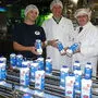 Michael Dorner (Leiter Abteilung Spezialmilch), Reinhard Scherzer und Helmut Petschar (von links) bei der neuen Abfüllanlage