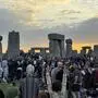 Zahlreiche Menschen in Roben und Blumenkränzen im Haar feierten die Sonnenwende im britischen Stonehenge