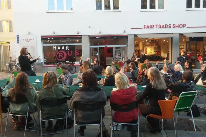 Michael Wrentschur von der Theaterwerkstatt Interact moderiert die Diskussion, in die sich jede und jeder einmischen kann und soll.