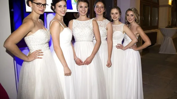 In einer schönen Ballnacht feierten zwölf Maturantinnen der BHAK Hartberg im Großen Freskensaal des Schlosses Pöllau ihren Maturaball