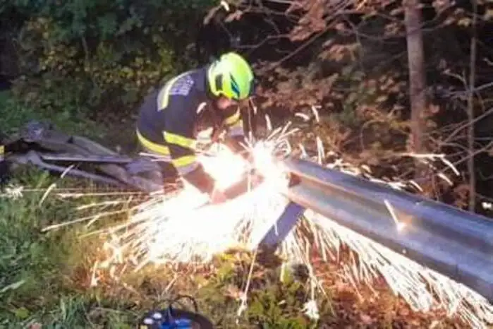 Die Feuerwehr musste diverse Arbeiten durchführen, um eines der Fahrzeuge bergen zu können.