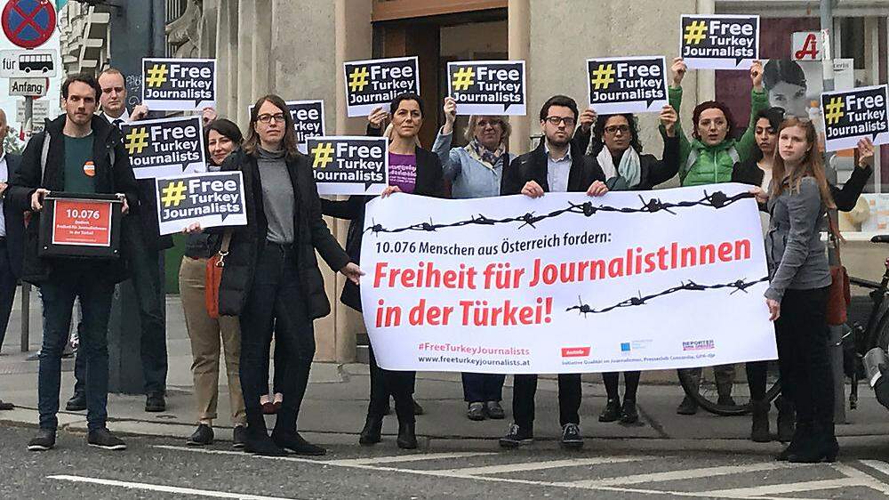 Auch bei uns wird immer wieder gegen d4ei Beschneidung der Pressefreiheit in der Türkei demonstriert