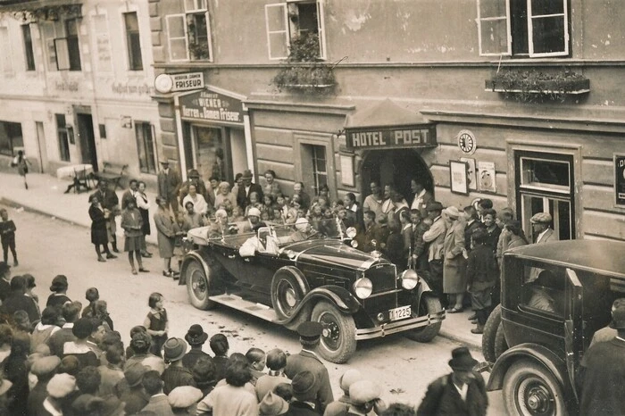 1930: Die Königin von Rumänien, Prinzessin Ileana und die Königin von Jugoslawien vor dem Hotel Post in Liezen