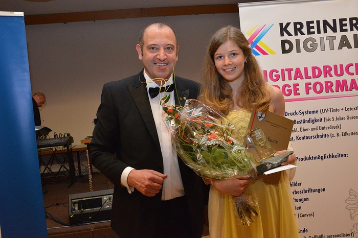 Sportlerin des Jahres 2015 der Gemeinde Finkenstein: Gina Bin mit dem Obmann des FC Faaker See Aleksander Unterweger.