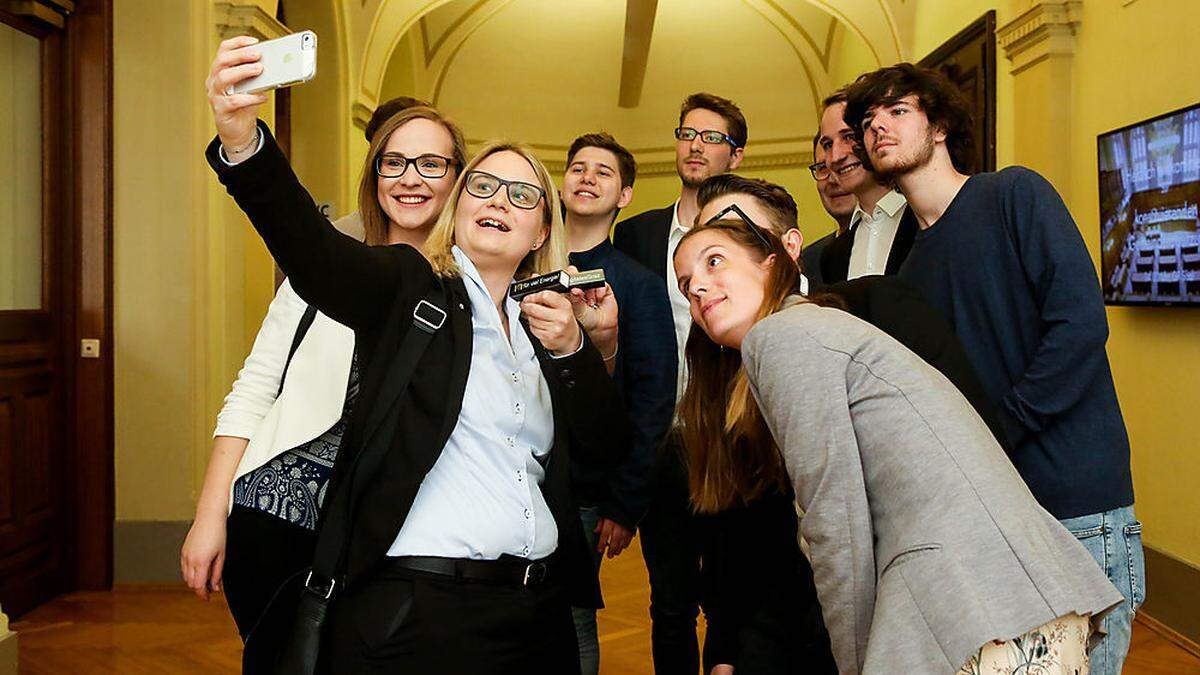 Martina Kaufmann fotografiert sich und andere JVP-Politiker im Rathaus