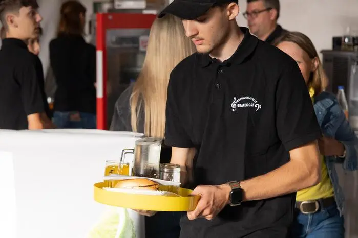 Anlässlich des 170 jährigen Bestehens der Marktmusikkapelle und des Bezirksmusikfests treffen sich zahlreiche Kapellen aus der Region in der Festhalle Grafendorf.