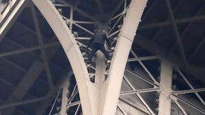Ein Mann kletterte auf den Eiffelturm und verweilte dort mehrere Stunden 