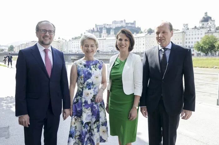 Außenminister Alexander Schallenberg und Europaministerin Karoline Edtstadler begrüßten EU-Kommisisonspräsidentin Ursula von der Leyen und ihren Mann Heiko von der Leyen. Die beiden Regierungsmitglieder übernahmen die Begrüßungsrolle vom erkrankten Kanzler Sebatian Kurz.