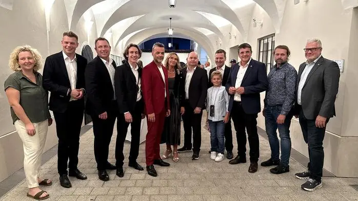 Nach einem kurzen Festempfang für die Familien, Freunde und Wegbegleiter der Bandmitglieder im Foyer der Franz Schubert Musikschule gab die Band Skylight nach 32 Jahren fulminanter Bühnenpräsenz beim Augustini-Fest ein bejubeltes und bewegendes „Last Dance“ Abschiedskonzert