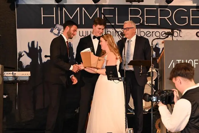 Kainbacher und Kraßnitzer erzählen: „Unser Ballkomitee besteht aus zehn Mitgliedern und wir haben hervorragend zusammengearbeitet. Jede Stimme wurde gehört und jede Idee eingebracht. Herausfordernd war es, Sponsoren zu finden, doch die Unternehmer in der Region zeigten sich sehr großzügig – dafür möchten wir ihnen herzlich danken. Insgesamt feiern heute 40 Maturanten ihren Abschluss.“