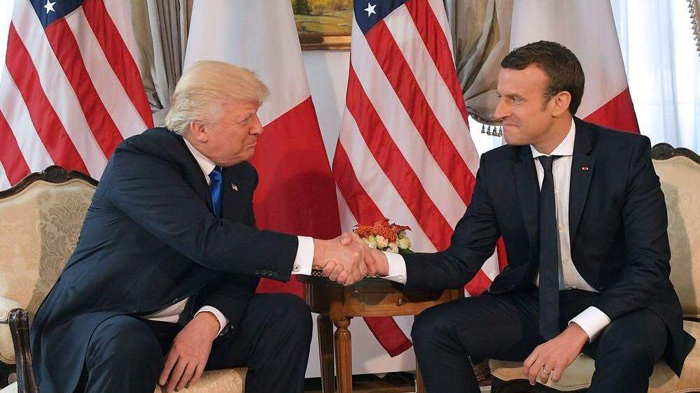 Ein Händedruck, der mehr als tausend Worte sagt: Donald Trump und Emmanuel Macron am Rande des Nato-Gipfels 2017 in Brüssel	
