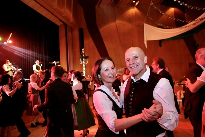 Die Besucher erscheinen im traditionellen Dirndlkleid beziehungsweise im Trachtenanzug und unterstreichen somit das Motto: die steirische Volkskultur, die an diesem Abend gelebt werden soll.