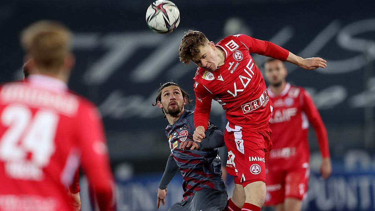 Levan Eloshvili (links, damals noch im Trikot des KSV) im Duell mit seinem derzeit verletzten Sturm-Kollegen Paul Kiedl.