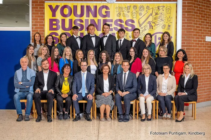 Es maturierten Baier Cheyenne, Bengi Aaron, Berbatovci Ardit, Gaugl Cornelia, Harb Eva, Hauer Nina, Hofer Mariella, Hofinger Moritz, Kandlhofer Nadine, Knoll Celina, Leitner Anna, Mayer Belinda, Onea Rahela, Pflanzl Lukas, Pokorny Lena, Schröttner Oliver, Wiener Sophie, Zorn Sophie