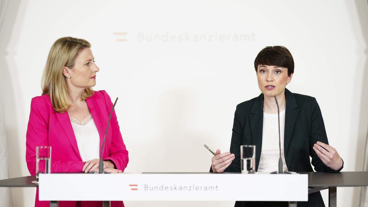 Medienministerin Susanne Raab und Grünen-Klubchefin Sigrid Maurer (r.)