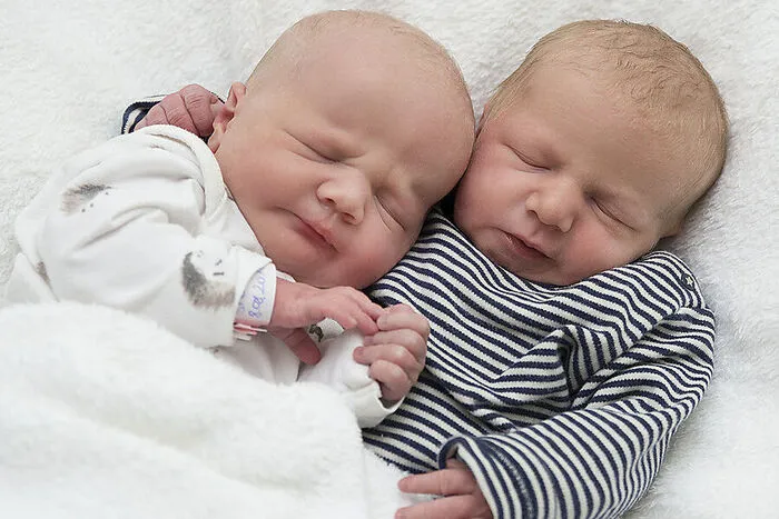 Alexander (18), Jasmine (16), Andreas (15), Fabian (11) und Jonas (7) sind stolze Geschwister von Zwillingen. Hannah (2715g, 47 cm) und Felix (2845 g, 48 cm) wurden am 8. August geboren. Hannah exakt um 22.49 Uhr und Felix um 22.50 Uhr. Begeistert sind auch die Eltern Petra und Richard Spendier aus St. Salvator bei Friesach.