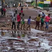 Menschen in Santa Cruz, Jamaica, nachdem Melissa mit zerstörerischer Wucht durchgezogen ist