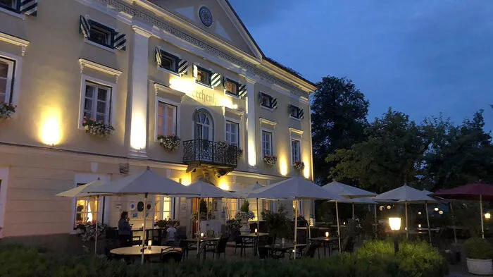 Hotel Schloss Lerchenhof, Hermagor: Genussvolles Durchatmen im romantischen Schlossgarten oder auf der Sonnenterrasse trifft auf das "Slow Food"-Angebot – Alpenpanorama inklusive. 