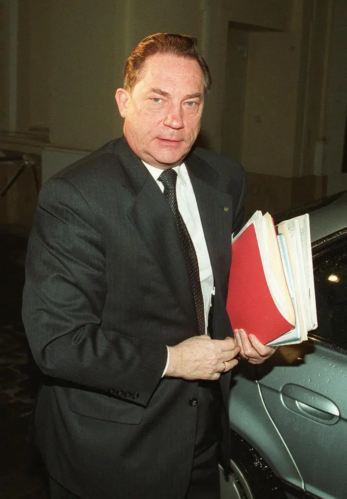 Der parteiunabhaengige Justizminister Nikolaus Michalek trifft am Dienstag, dem 18. Jaenner 2000 im Bundeskanzleramt in Wien ein, wo Vertreter der SPOE und OEVP zu erneuten Gespraechen zusammengekommen sind. Unklar ist ob Michalek vergebens zum abgesagten Ministerrat erschienen ist. (AP Photo/Ronald Zak)