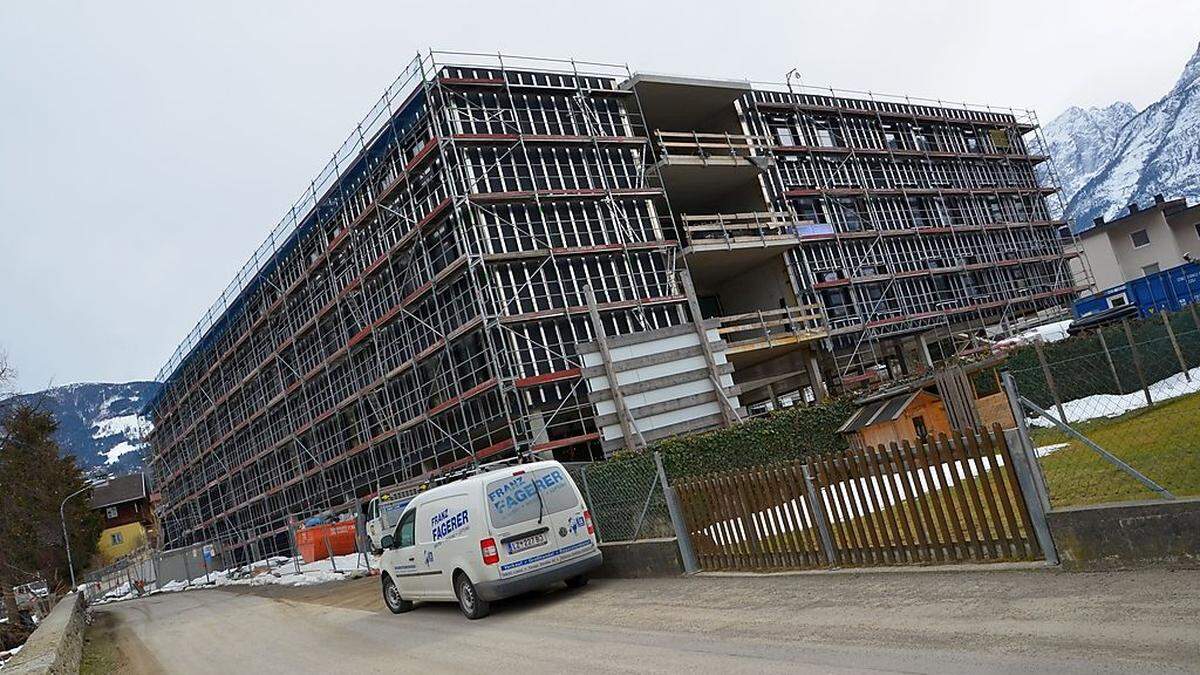 Das Altenwohnheim in Nußdorf-Debant zeigt Probleme des heimische Bau- und Baunebengewerbes auf