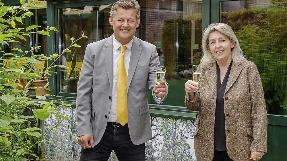 Bürgermeister Christian Scheider und Helga Happ freuen sich über die erneute Patenschaft