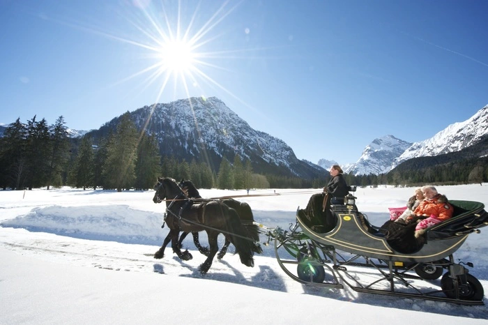 Und die Vierspänner-Fahrten durch die Karwendeltäler sind begehrt. Rund um den Achensee bieten im Moment sieben Kutscher Pferdeschlittenfahrten an.