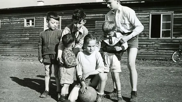 Die Kinder vertrieben sich die Zeit draußen beim Fußball spielen.
