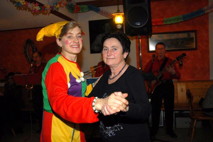 Ausserdem konnte auch Bezirksbäuerin Anni Ackerl (rechts) bei diesen närrischen Faschingtreiben begrüsst werden.