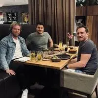 Von links: Bernhard Gassler, Lucas und Matthias Mayer saßen vor einem halben Jahr zusammen und schmiedeten Pläne für den Padel-Tennis-Platz, der in kürzester Zeit genehmigt und nun gebaut wird
