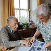 Hubert Unterluggauer und Anna Niedrist sichten alte Fotos