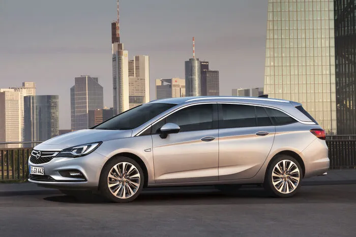 Mit dem Sports Tourer debütiert zugleich der neue Spitzen-Diesel für den Astra – ein Motor, den es noch in keinem anderen Opel zu fahren gibt. Und zwar 160 PS starke 1.6 BiTurbo CDTI, der sein maximales Drehmoment von 350 Newtonmeter schon ab 1500 U/min liefert. In Verbindung mit Sechsganggetriebe und Start/Stop-Automatik liegt der Verbrauch bei 4,2 Liter auf 100 Kilometer (108 g CO2/km).