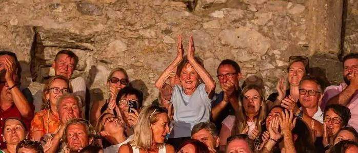 Inge Janouschek (95) aus Klagenfurt beim Wolfgang Ambros-Konzert auf Burgruine Finkenstein, als Ambros ihr zum Geburtstag gratulierte, stand sie auf und klatschte begeistert mit
