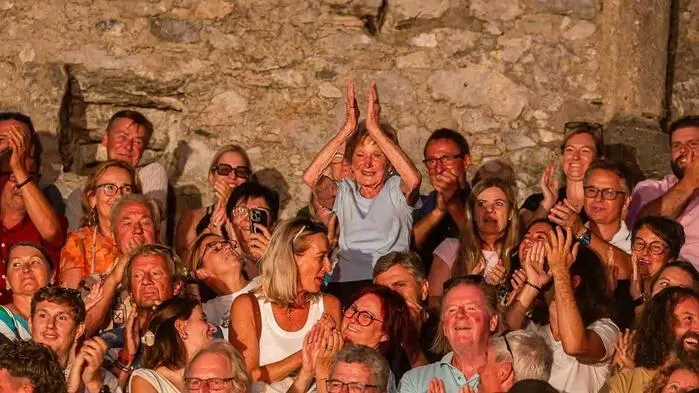 Inge Janouschek (95) aus Klagenfurt beim Wolfgang Ambros-Konzert auf Burgruine Finkenstein, als Ambros ihr zum Geburtstag gratulierte, stand sie auf und klatschte begeistert mit