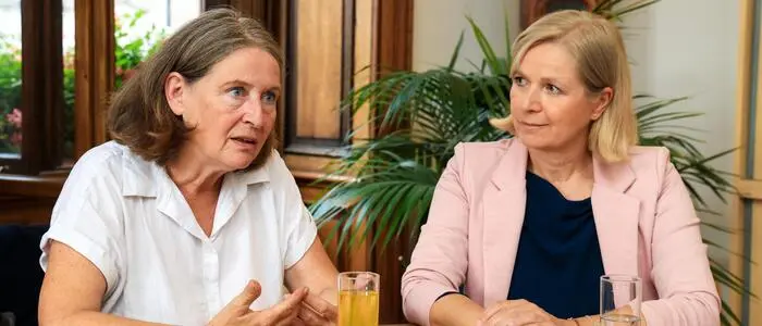 Bürgermeisterin Elke Kahr (KPÖ) und ihre Stellvertreterin Judith Schwentner (Grüne) skizzieren den Kurs von Dunkelrot-Grün: Keine Leuchttürme für Graz, stattdessen Infrastrukturprojekte, sofern sie finanzierbar sind