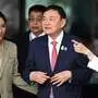 Thaksin nach seiner Landung am Flughafen in Bangkok.