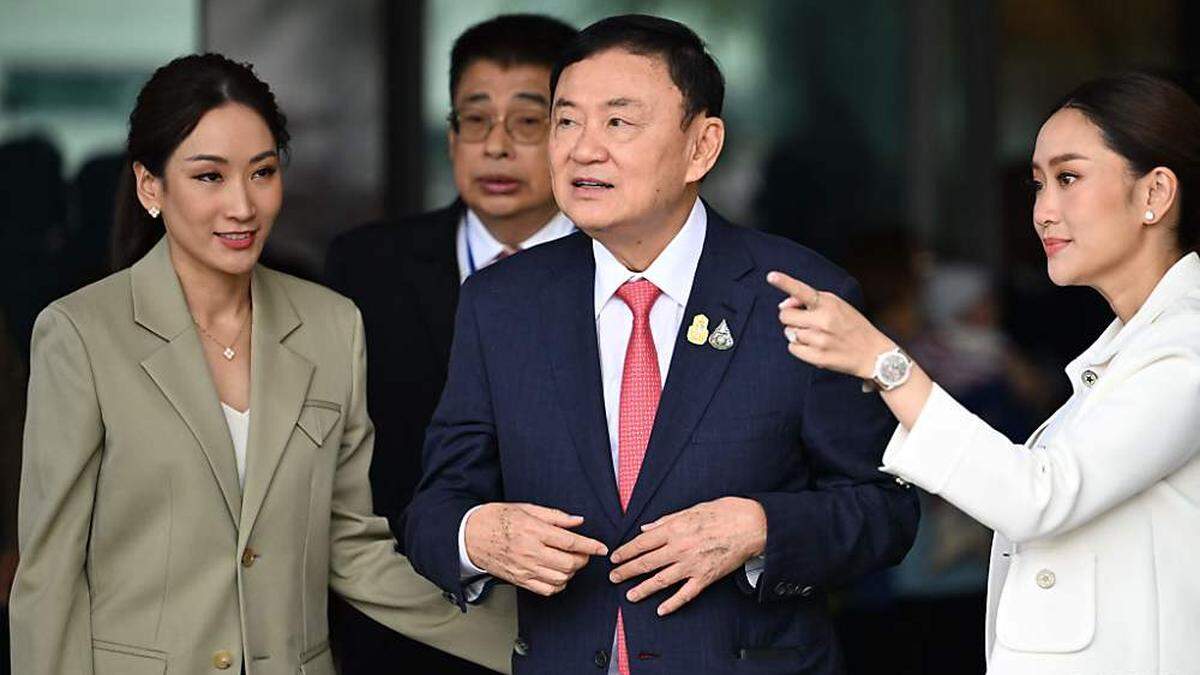 Thaksin nach seiner Landung am Flughafen in Bangkok.