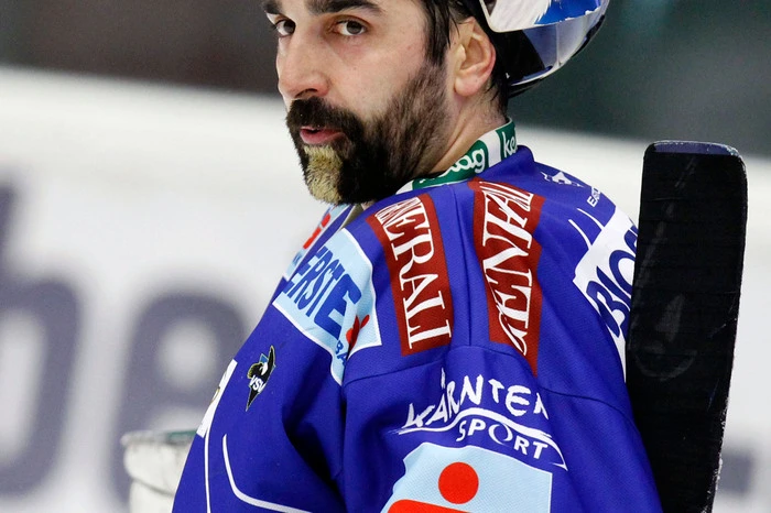 Der "Einser"-Goalie stellt heute als Immobilien-Unternehmer seinen Mann. Und hat auch zum Eishockey eine Meinung - nachzuhören im Kleine-Zeitung-"Eiskalt"-Podcast.