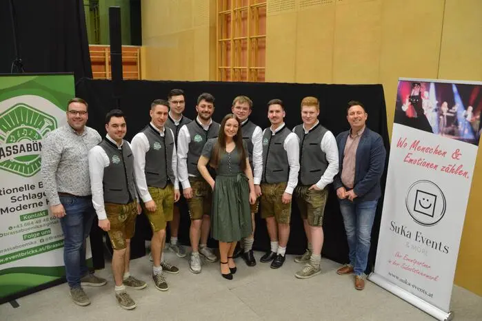 Die Organisatoren Klaus Sundl (1.v.l.) und Thomas Karner (1.v.r), von der Eventagentur „SuKa Events“ mit „Brassabömika“