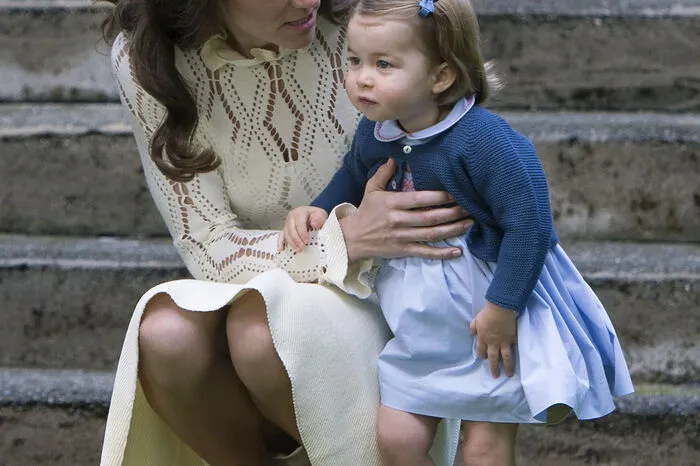 Herzogin Kate erschien im cremefarbenen Kleid, Töchterchen Charlotte in marineblau.